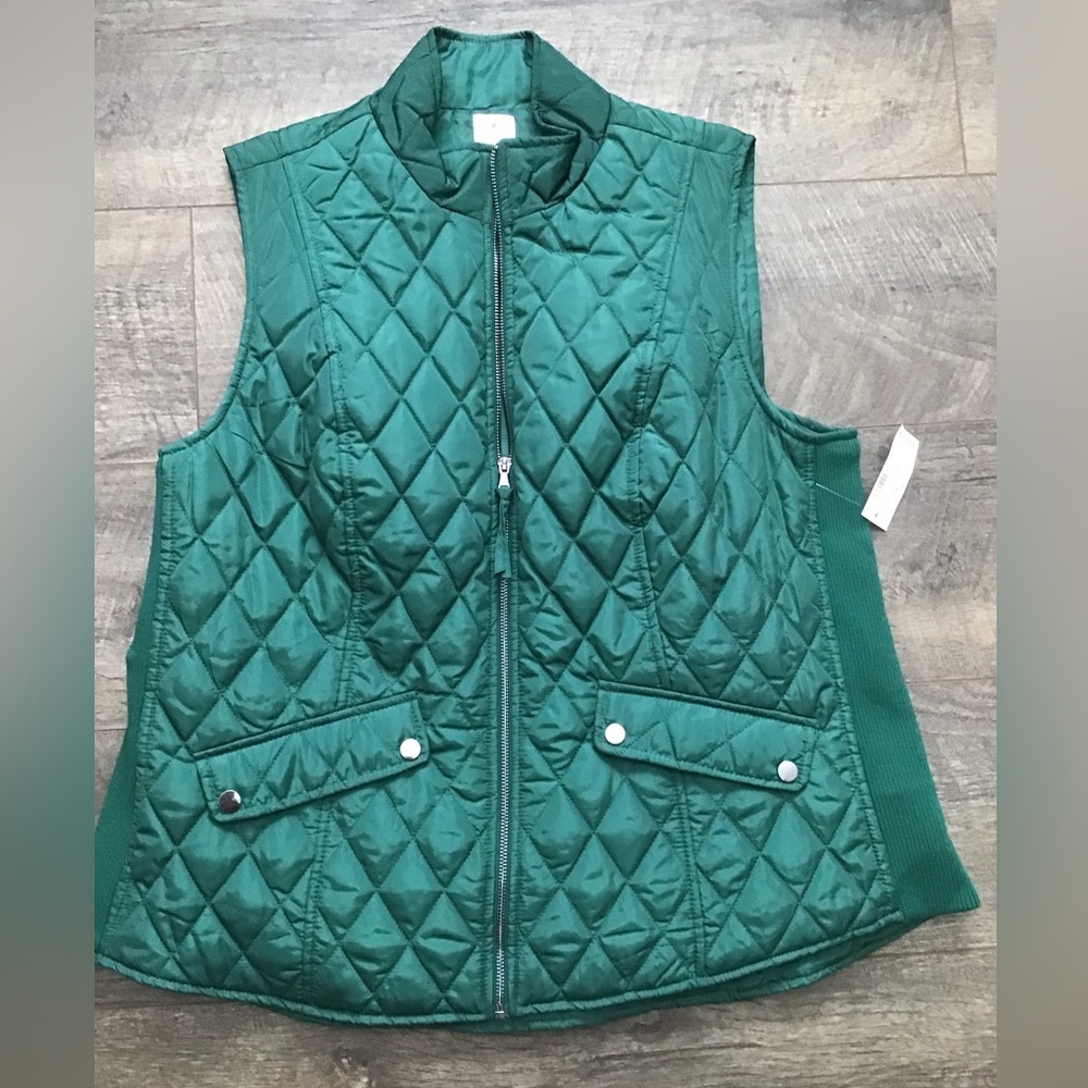 Dress barn women’s puffer vest .NWT